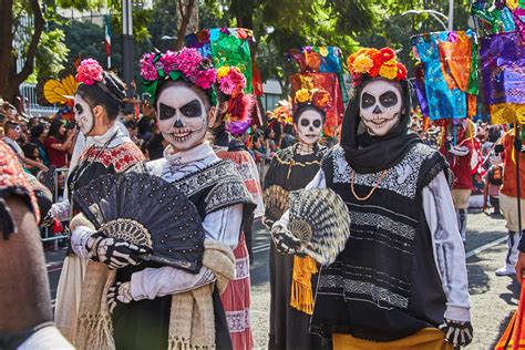 Festival del Dia de los Muertos 2018: Un trionfo colorato di tradizioni messicane e innovazione artistica grazie a Kaws