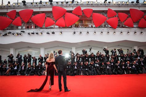 Il Festival del Cinema di Venezia: Una celebrazione del talento italiano e una scommessa audace su un futuro cinematografico incerto