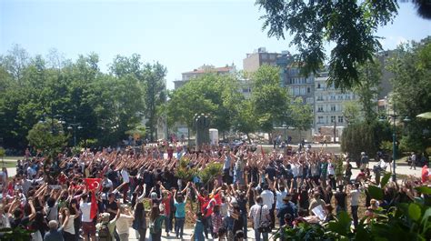 Il Gezi Parkı Protests: Un Tuono di Indignazione e Una Spinta verso il Cambiamento